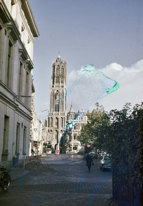 831838 Gezicht op de Domtoren te Utrecht vanaf de Mariaplaats.